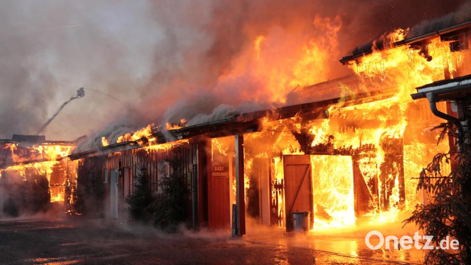 Ein Gebäude in der Westernstadt Pullman City steht in Brand. Bild: Lilo Klesse/dpa