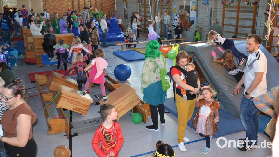 Die Spielfläche beim Indoorspielplatz für die Kinder erstreckt sich über die ganze Turnhalle beim großen Bewegungs-Parcours. Bild: gi