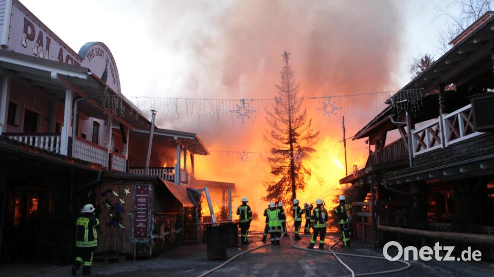 Feuerwehrleute löschen den Brand in der Westernstadt Pullman City. Bild: Lilo Klesse/dpa