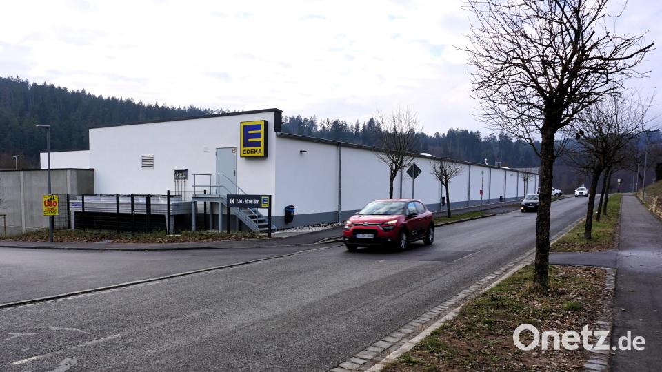 Das Überqueren der Kreisstraße beim Edeka-Markt ist aufgrund der nicht angepassten Geschwindigkeit mancher Autofahrer nicht ohne Gefahren. Bild: tra