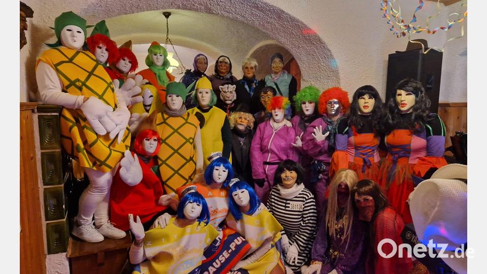 Bei der "maskierten Singstund" sind die Maschkerer bis Mitternacht unerkannt unterwegs. Bild: bey