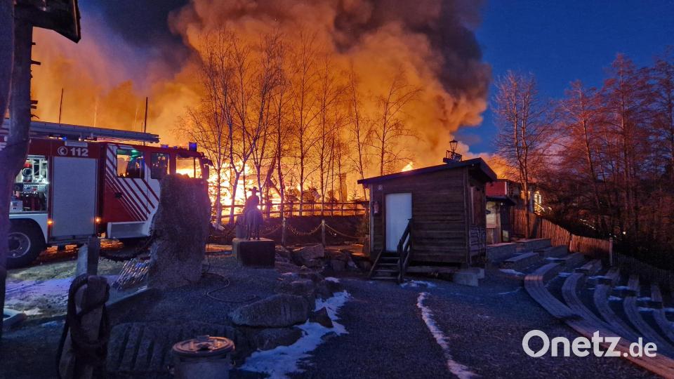 In dem Freizeitpark Westernstadt Pullman City in Eging am See in Bayern ist am Sonntagmorgen ein Feuer ausgebrochen. Die Polizei geht nach ersten Schätzungen von einem Millionenschaden aus. Bild: Helmut Degenhart/zema-medien/dpa
