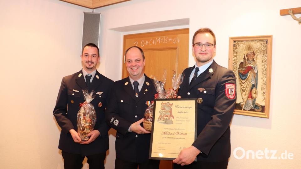 Florian Adam (rechts) dankte den ehemaligen Kommandanten Stefan Kulzer und Michael Vollath (von links) mit einer geschnitzten Floriansfigur. Michael Vollath wurde für die 24-jährige Tätigkeit als Kommandant zum Ehrenkommandant ernannt. Bild: Feuerwehr Beidl/exb