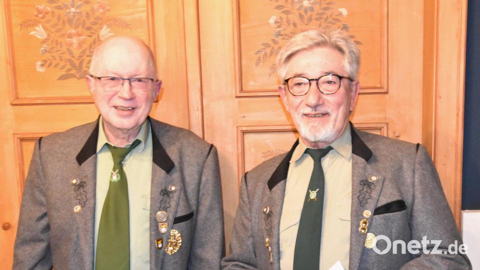 Schützenmeister Werner Gleißner (links) dankte Lorenz Geitner für seine jahrzehntelange Tätigkeit als Schießleiter beim Schützenverein Illschwang. Bild: no
