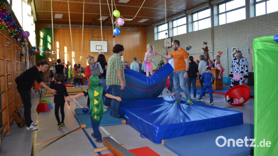 Ob am Barren, an der Kletterwand, an Schwingseilen oder auf den großen Matten: Die Kinder dürfen nach Herzenslust toben. Bild: gi