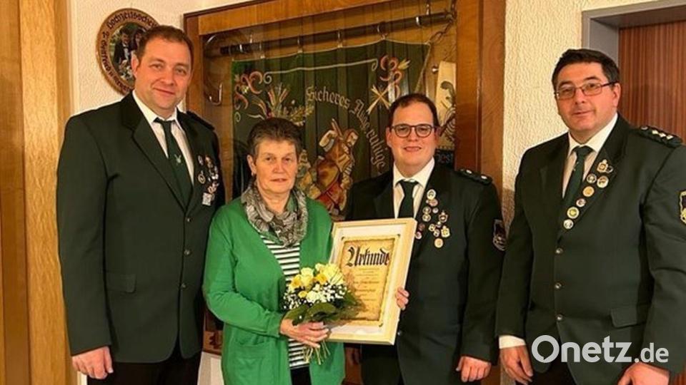Dritter Schützenmeister Max Ernstberger, das neue Ehrenmitglied Erika Rosner, Zweiter Schützenmeister Uwe Friedrich und Erster Schützenmeister Bernhard Ernstberger (von links). Bild: Schützenverein Tell Hundsbach/exb
