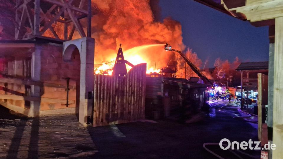 ehrere Gebäude in Holzbauweise wie Saloons stehen entlang der sogenannten Main Street in Vollbrand, wie die Polizei am Sonntagmorgen mitteilte. Die Polizei geht nach ersten Schätzungen von einem Millionenschaden aus. Bild: Helmut Degenhart/zema-medien/dpa