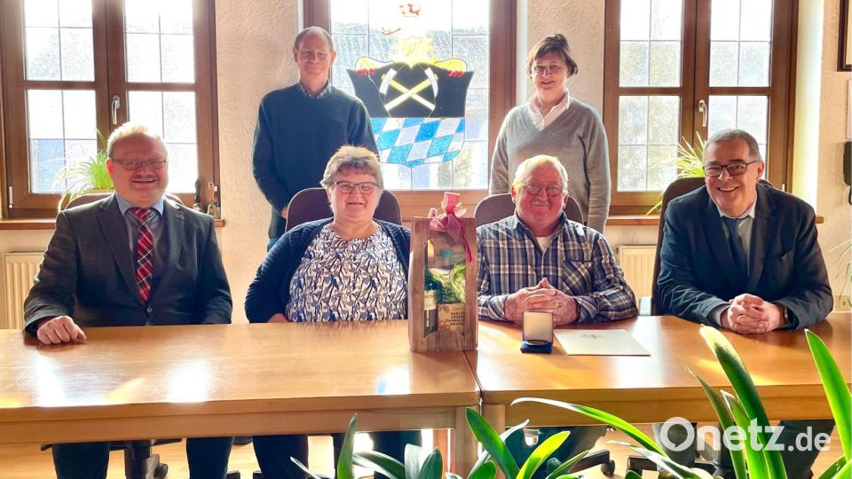Bei der Feierstunde im Rathaus Freihung (sitzend, von links): Bürgermeister Uwe König, Frau Mägerl, Otto Mägerl, Detlev Aßmann (DWD) sowie (stehend, von links) Ulrich Beck und Renate Poßiel (beide DWD). Bild: Krones