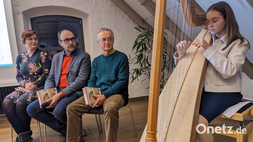 Die Autoren Kristýna Pinkrová und Ladislav Ptáček zusammen mit dem Übersetzer Bohumil Kricner (von links) und Pia Pfeiffer an der Harfe. Bild: eib