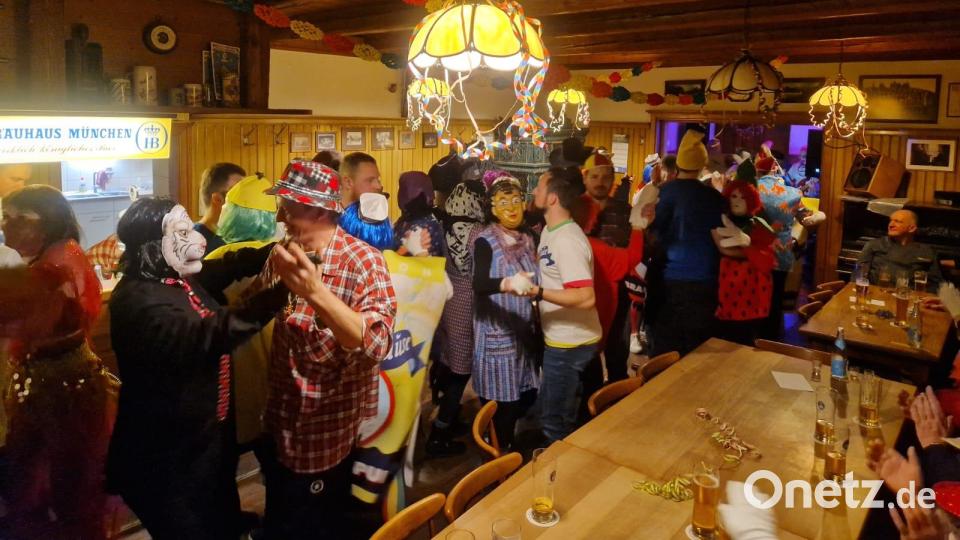 Im Saal geht es rund, wenn der Männergesangsverein Pleystein die Öffentlichkeit zur "maskierten Singstund" einlädt. Bild: bey