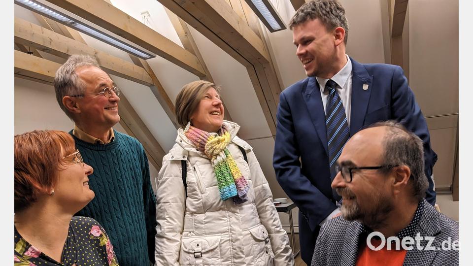 Die Autoren Kristýna Pinkrová und Ladislav Ptáček (sitzend vorne) zusammen mit dem Übersetzer Bohumil Kricner (links), seiner Frau und Bürgermeister Martin Kopecký. Bild: eib