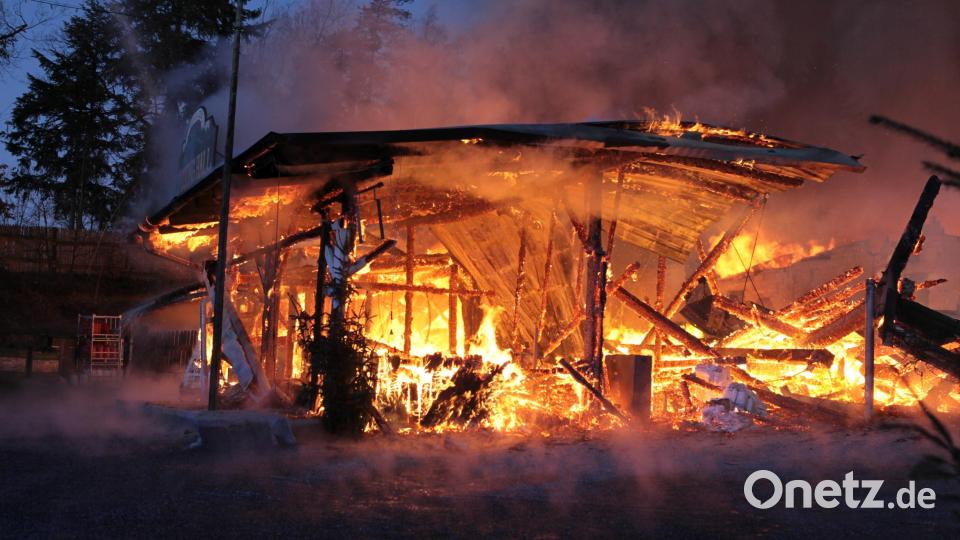 Ein Gebäude in der Westernstadt Pullman City steht in Brand. Bild: Lilo Klesse/dpa
