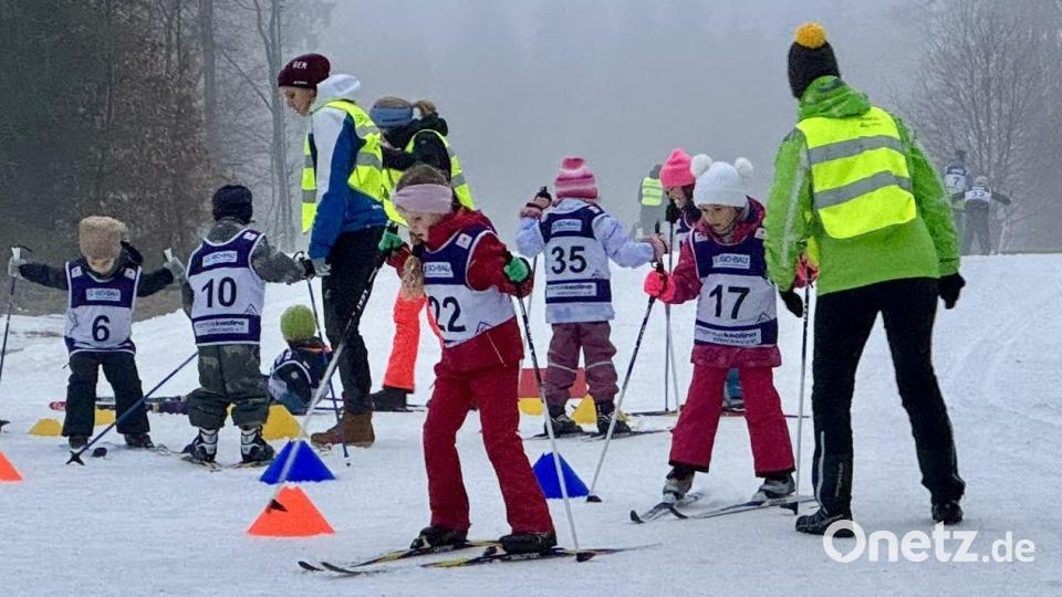 Beim Schnuppertag durften die Kinder die Vielfalt des Skilanglauf erleben. Unter fachkundiger Anleitung durchfuhren sie verschiedenen Geschicklichkeitsstationen, wie hier einen &quot;Achter&quot;. Bild: chl