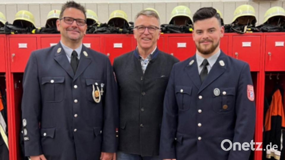 Bürgermeister Franz Stahl (Mitte) gratulierte Kommandant Martin Mark (links) und Zweitem Kommandant Bastian Mark (rechts) zur Wahl. Bild: Feuerwehr Rosall/exb
