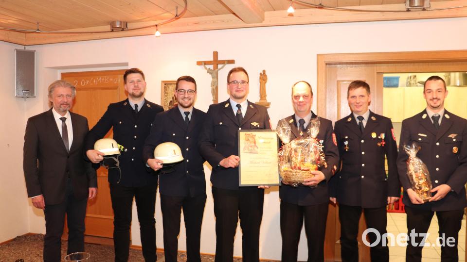 Vorsitzender Florian Adam (Mitte) und sein Stellvertreter Alfons Gleißner dankten Michael Vollath (Zweiter und Dritter von rechts) und Stefan Kulzer (rechts) und würdigten Vollaths Ernennung zum Ehrenkommandanten mit einer geschnitzten Floriansfigur. Bürgermeister Lothar Müller beglückwünschte die neuen Kommandanten Florian Kraus und Sebastian Schwägerl (von links). Bild: Feuerwehr Beidl/exb