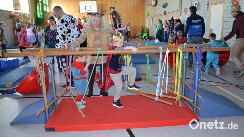 Die Kinder dürfen ausgelassen und nach Herzenslust in der Schulturnhalle toben. Bild: gi