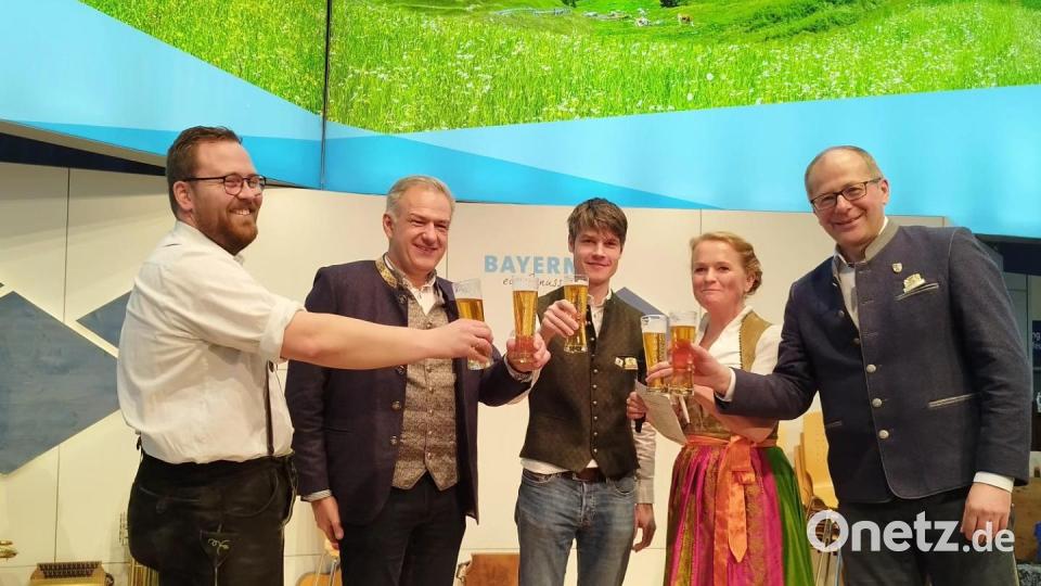 Auf der Bühne der Bayernhalle: (von links) Felix Bauernfeind, Trainer der &quot;Schwarzenbacher Schenkelzinterer&quot;, Landrat Roland Grillmeier, Diplombraumeister Johannes Ponnath, Moderatorin und Kemnaths Bürgermeister Roman Schäffler. Bild: Stadt Kemnath/exb