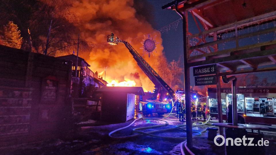 Feuerwehrleute löschen einen Brand in der Westernstadt Pullman City. In dem Freizeitpark Westernstadt Pullman City in Eging am See in Bayern ist am Sonntagmorgen ein Feuer ausgebrochen. Mehrere Gebäude in Holzbauweise wie Saloons stehen entlang der sogenannten Main Street in Vollbrand, wie die Polizei am Sonntagmorgen mitteilte. Bild: Helmut Degenhart/zema-medien/dpa