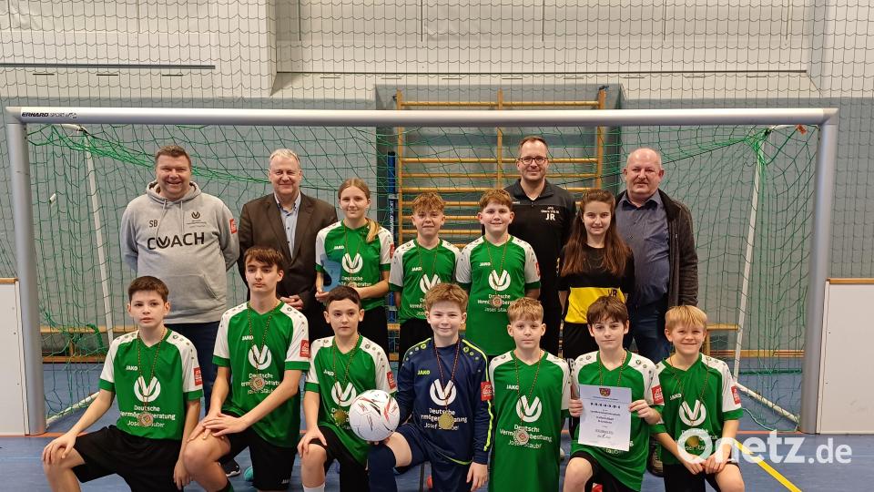 Die JFG Obere Vils gewann die Landkreismeisterschaft bei den D-Junioren. Bild: Klaus Meier/exb