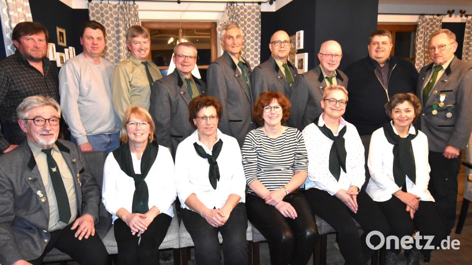 Der Vorstand des Schützenvereins Illschwang um den wiedergewählten Schützenmeister Werner Gleißner (stehend, Dritter von rechts). Neu im engeren Führungskreis sind Schießleiter Bertram Menzel (Vierter von rechts) und seine Stellvertreterin Birgit Böttner (sitzend, Zweite von rechts). Der langjährige Schießleiter Lorenz Geitner (sitzend, links) macht als Beisitzer weiter. Mit im Bild Bürgermeister Dieter Dehling (stehend, Zweiter von rechts). Bild: no