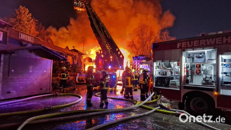 Mehrere Gebäude in Holzbauweise wie Saloons stehen entlang der sogenannten Main Street in Vollbrand, wie die Polizei am Sonntagmorgen mitteilte. Die Polizei geht nach ersten Schätzungen von einem Millionenschaden aus. Bild: Helmut Degenhart/zema-medien/dpa