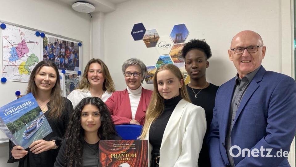 Sabrina Wiedl, Dimitria Spanelli, Jana Keller, Astrid Groß-Prell, Franziska Marchner, Ragbah Amadou-Bah und Dieter Baumgartner (Leitung Kreuzfahrten) vom Kunden- und Produktmanagement von M-Tours stehen Reisenden bei Fragen gerne zur Verfügung. Bild: Maren Schönhofen