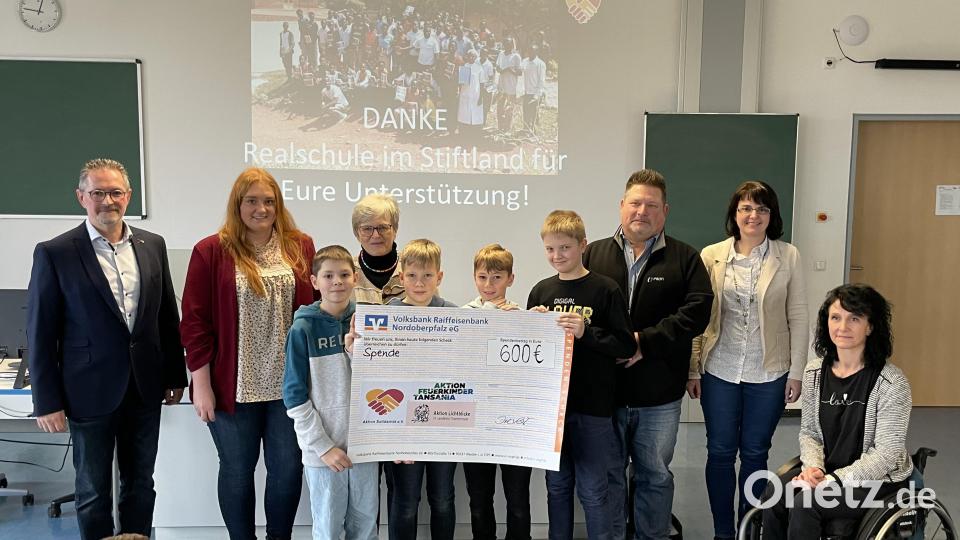 Die Spendenübergabe mit Schulleiter Stephan Drexler (links), den Klassensprechern der fünften Klassen, Elternbeiratsvorsitzender Doris Scharnagl-Lindinger (rechts), Fachschaftsleiterin Religion Maria Kraus (Zweite von rechts), Oliver Zrenner von der Aktion Solidarität (Dritter von rechts), Lena Schedl von der Aktion Lichtblicke (Zweite von links) und Dr. Annemarie Schraml von der Aktion Feuerkinder. Bild: Alexandra Wittke/exb