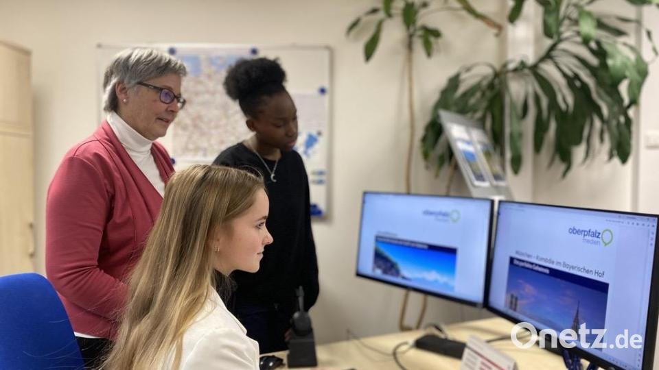 Astrid Groß-Prell, Franziska Marchner und Ragbah Amadou-Bah (von links) vom Kunden- und Produktmanagement von M-Tours stehen Reisenden bei Fragen gerne zur Verfügung. Bild: Maren Schönhofen
