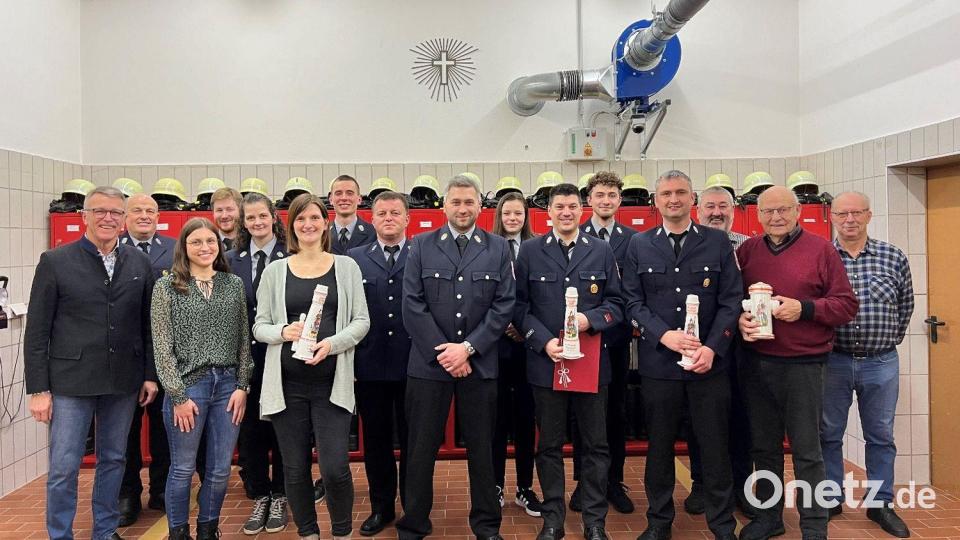 Im Bild von links nach rechts: Bürgermeister Franz Stahl (von links) mit den Geehrten und dem neuen Vorstand Alois Hopf, Schriftführerin Lea Plonner, Beisitzer Simon Schmidkonz, Kassierin Sabrina Kistenpfennig, Vorsitzende Sandra Schmidt, Beisitzer Christian Bauer, Beisitzer Stefan Plonner, Zweiter Vorsitzender Martin Müller, Beisitzer Julia Bauer, Jürgen Hopf, Kassenprüfer Florian Weiß, Beisitzer Markus Gleißner, Hermann Nurtsch, Konrad Hopf und Konrad Zintl. Bild: Feuerwehr Rosall/exb