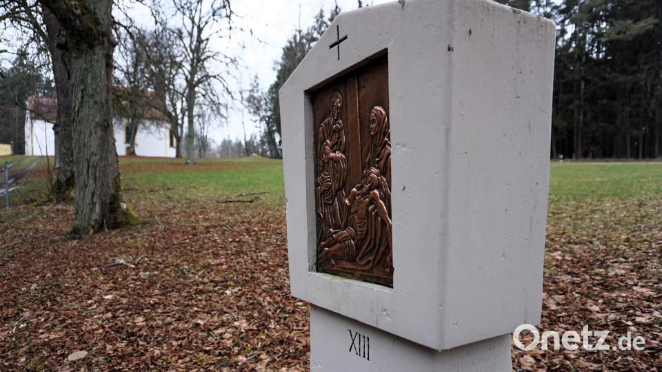 An den getünchten Kreuzwegstationen am Eggenberg sollen die eingravierten Spender wieder sichtbar gemacht werden. Bild: tra