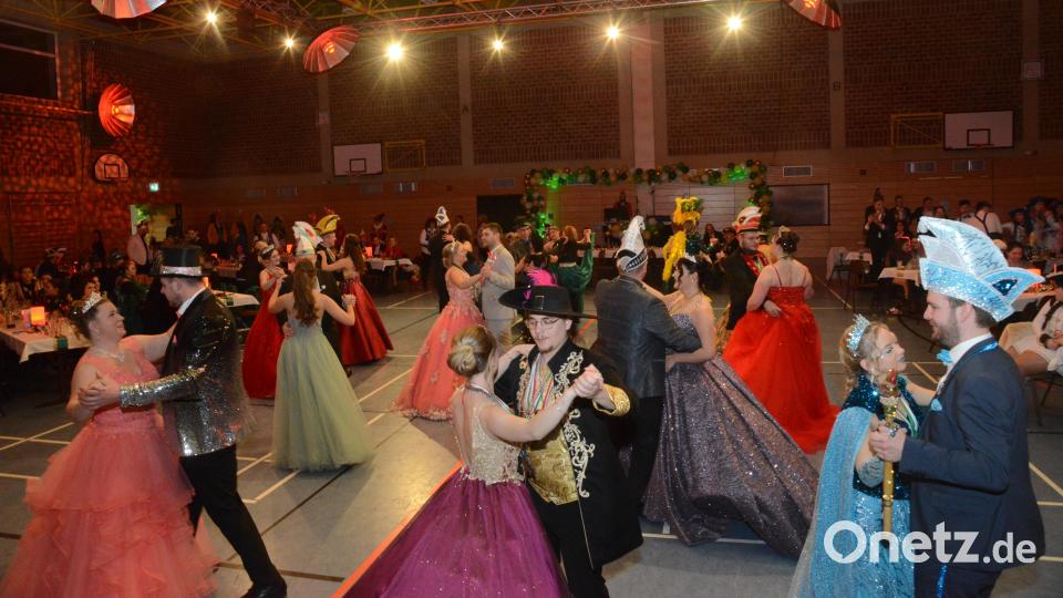 Beim Prinzenpaartreffen in der Mehrzweckhalle Windischeschenbach geht es auf der Tanzfläche eng zu. Bild: bey
