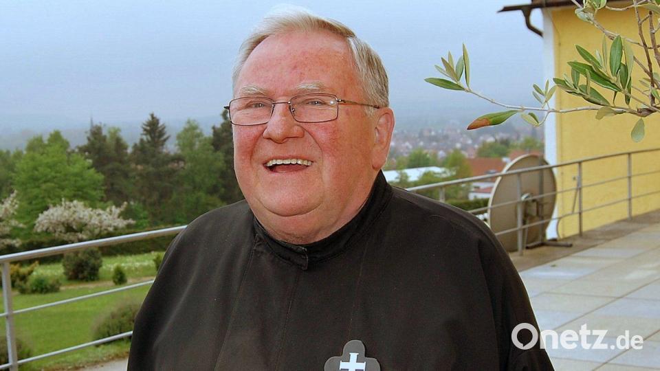 Pater Martin Bialas auf der Klosterterrasse. Mit einem Lachen, wie man ihn kannte und schätzte. Bild: Archiv Bäumler