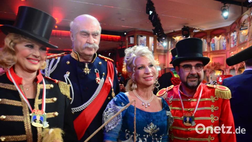 Als streng blickender Reichskanzler Bismarck hat sich Söder (mitte) beim Franken-Fasching in Veitshöchheim am Freitagabend präsentiert. Seine Frau (zweite von rechts) kam als eine Dame aus der Zeit Bismarcks. Bild: Helmut Kunz