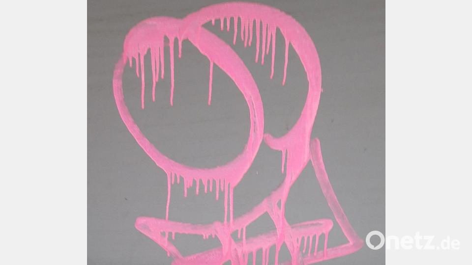 Graffiti-Schmiererei an einem Garagentor in der Tirschenreuther Innenstadt. Die Stadt hat eine Belohnung in Höhe von 1500 Euro ausgelobt für Hinweise, die zur Ergreifung des Täters oder der Täter führen. Bild: Stadt Tirschenreuth/exb