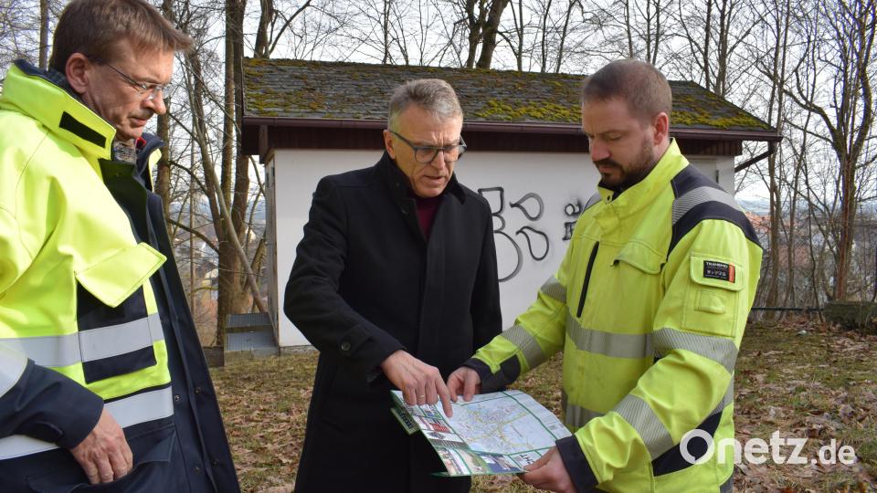 Stadtwerke-Leiter Thomas Kraus, Bürgermeister Franz Stahl und Tobias Schwägerl, Leiter der Stromversorgung, schauen sich auf einer Karte die Fälle von Schmierereien im Stadtgebiet an. Bild: szl