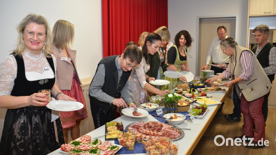Beim Büffet greifen die Besucher gerne zu. Bei der &quot;Schlenklweil&quot; war es früher bei den Knechten und Mägden nach dem Lichtmesstag nicht anders. Bild: dob
