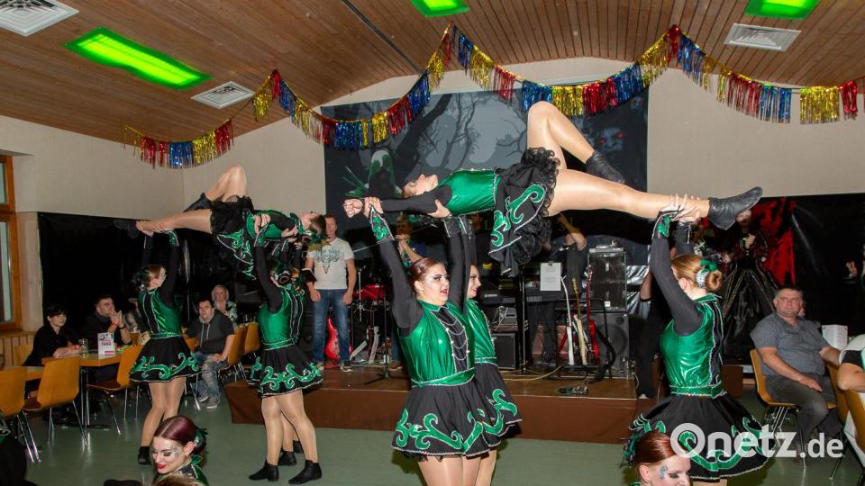 Der TSV Reuth hatte wieder zum Faschingsball geladen. Die Garde zeigte einen flotten Tanz. Bild: Peter Schieder/exb