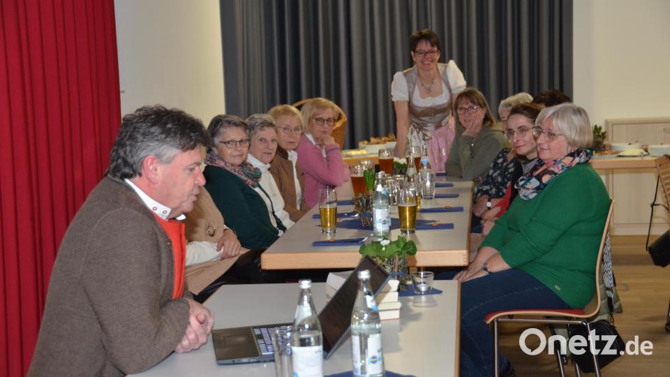 Josef Forster erklärt den Begriff der &quot;Schlenklweil&quot;, der in unseren Gegenden nicht so weit verbreitet ist. Bild: dob