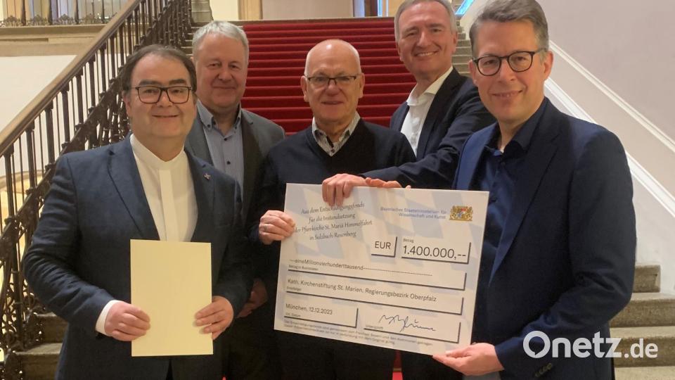 Das hat sich rentiert: Im Ministerium nahmen (von links) Stadtpfarrer Herbert Mader, Landrat Richard Reisinger und Kirchenpfleger Erich Weiß zusammen mit Landtagsabgeordnetem Harald Schwartz den Millionen-Scheck von Minister Markus Blume entgegen. Bild: ge