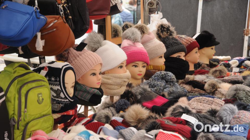 Noch ist Bedarf für die warmen Strickmützen in allen Farben. Beim Lichtmessmarkt in Sulzbach-Rosenberg gab es sie in vielen Variante zu kaufen. Bild: ge