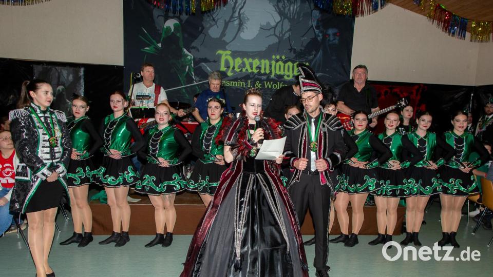 Der TSV Reuth hatte wieder zum Faschingsball geladen. Das Prinzenpaar Jasmin I. und Wolfgang I. begrüßte die Gäste. Bild: Peter Schieder/exb