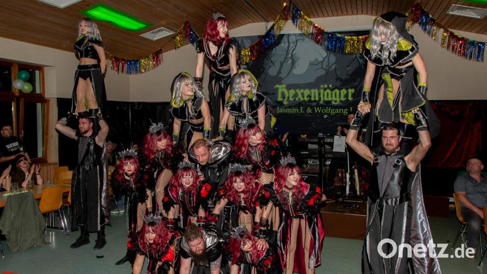 Der TSV Reuth hatte wieder zum Faschingsball geladen. Hexen und Hexenjäger standen sich gegenüber. Bild: Peter Schieder/exb