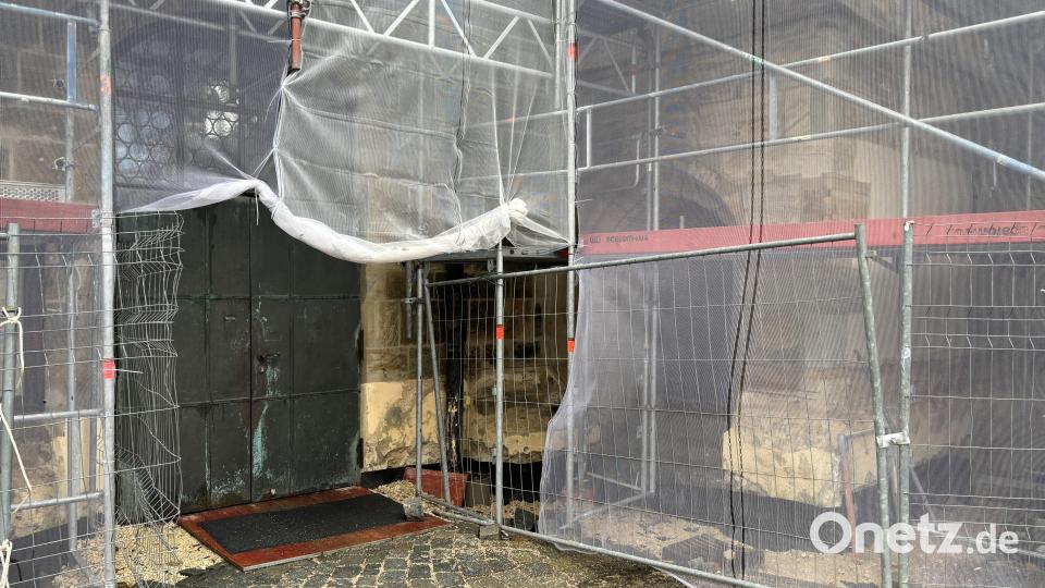 Gerüste und Baumaterial bestimmen derzeit den Anblick der Kirche St. Marien in Sulzbach-Rosenberg. Hier an der Nordseite soll der Eingang behindertengerecht ausgebaut werden. Bild: ge