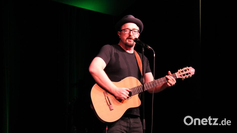 Das pralle Landleben in seinem Heimatort Runding gibt der Musikkabarettist Helmut A. Binser in seinen humorvollen Geschichten zum Besten. Bild: prh