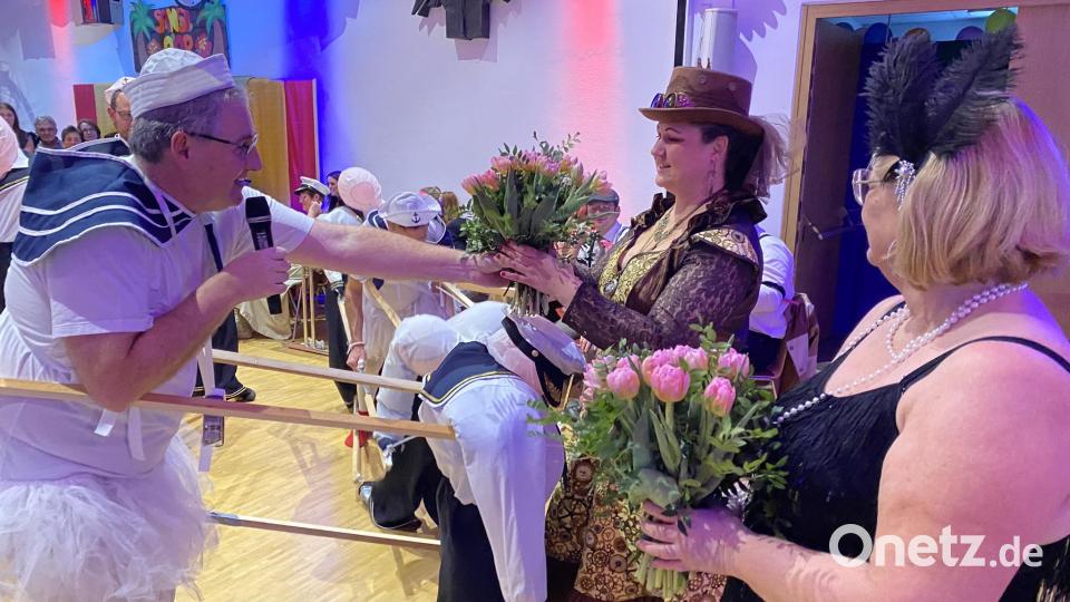 Maria Six (rechts) und Sabine Hayn (mitte) wurden genauso wie Christa Schlagenhaufer (nicht im Bild) von Pfarrer Hannes Lorenz (links) nach dem Männerballett für ihr Engagement zum Gelingen des Abends mit einem Sträußchen geehrt. Bild: aub