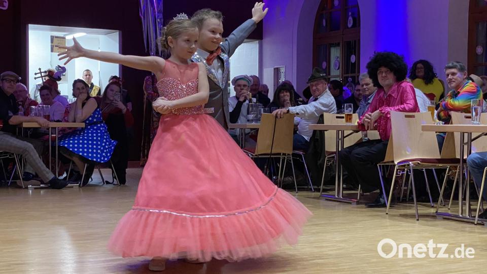 Als Ergebnis der Verjüngungskur entstieg das Stullner Kinderprinzenpaar der Zeitmaschine und präsentierte sich dem Publikum mit einer perfekten Tanzeinlage. Bild: aub