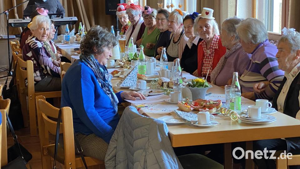 Die Senioren singen und schunkeln. Bild: Josef Glas