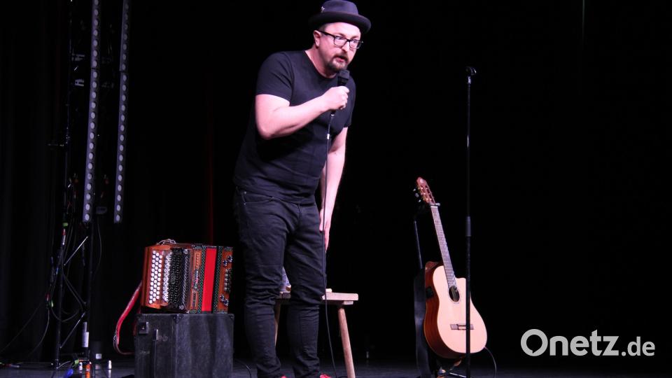 Das pralle Landleben in seinem Heimatort Runding gibt der Musikkabarettist Helmut A. Binser in seinen humorvollen Geschichten zum Besten. Bild: prh