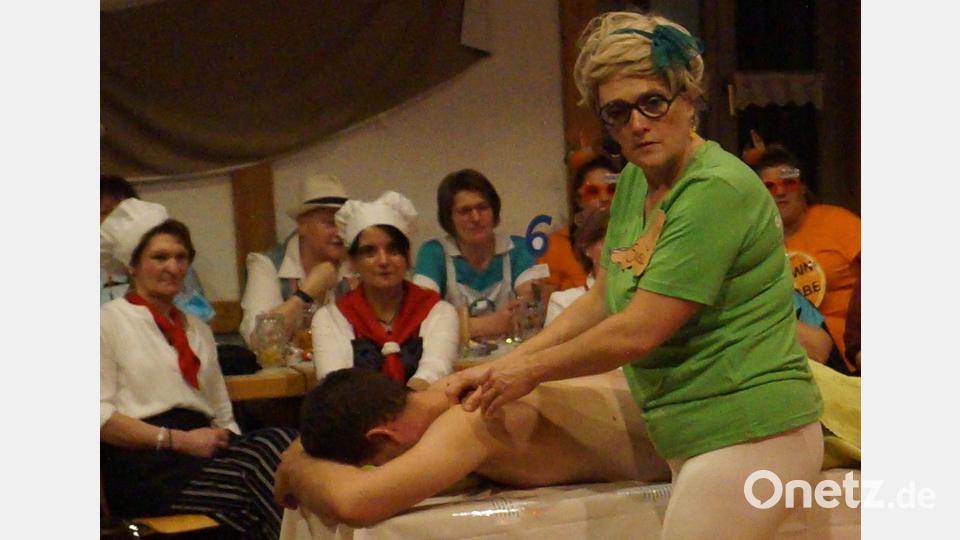 Masseurin klagt über ihr Leid. Bild: slh