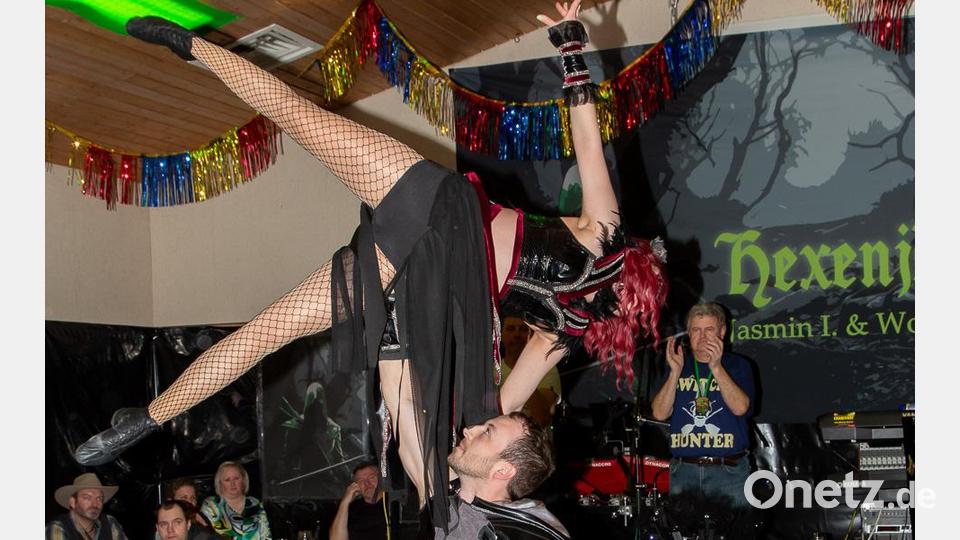 Der TSV Reuth hatte wieder zum Faschingsball geladen. Die Prinzengarde überzeugte unter anderem mit ihren akrobatischen Einsätzen. Das Tanzpaar Johannes und Rebecca zeigte mehrere Hebefiguren. Bild: Peter Schieder/exb